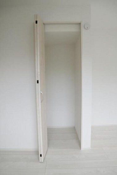 収納 各部屋に備えられたクローゼット。普段使わないものを全部しまってしまえば、お部屋の空間をたっぷり使うことが出来ます。久々に開けてみたら思わぬ思い出が出てくるかも。