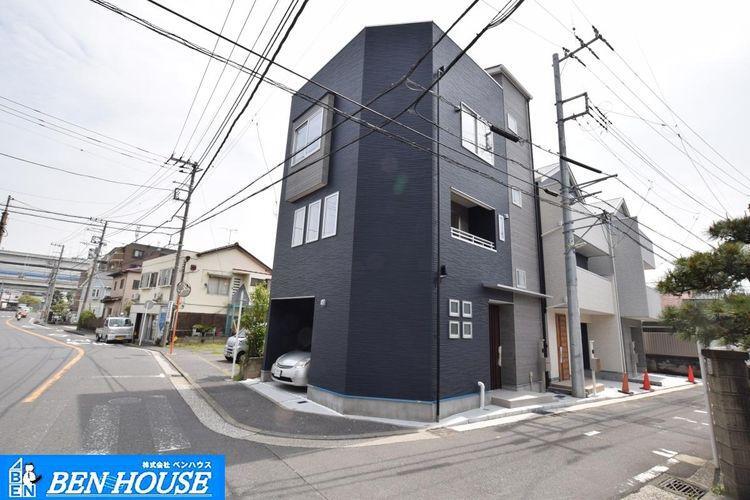 現況外観写真 【外観】 周辺は公園が多く緑に囲まれた住環境となります。駅周辺には様々な商業施設が立ち並ぶ利便性の良い街です。