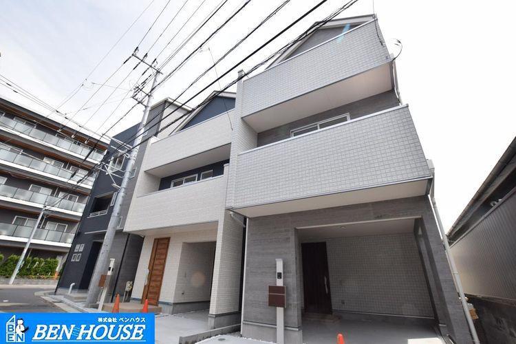 現況写真 【外観】 穏やかな雰囲気漂う閑静な住宅街に佇む4LDK新築住宅。周りの風景に馴染むスタイリッシュな外観が魅力です。