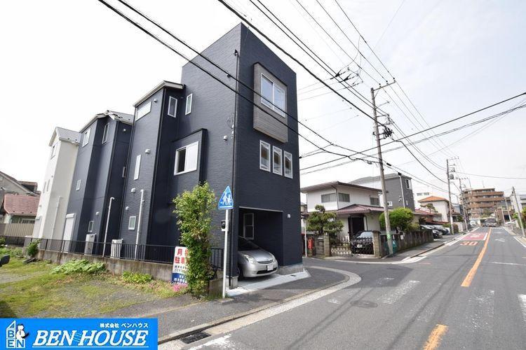 同仕様写真(外観) 【外観】 ゆとりある前面の道路は陽当たりの良さや、開放感を演出してくれます。