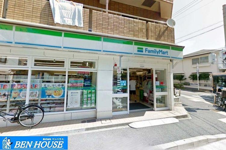 コンビニ ファミリーマート本牧大里町店 徒歩3分。