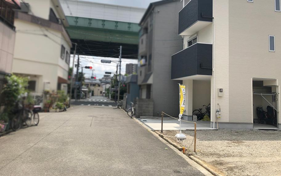 現況写真 前面道路写真■閑静な住宅街で周辺には買い物施設も充実しており、便利な立地になっております。また淀川河川公園も近く、子育て世帯にはゆったりと楽しみながら生活ができる環境です。