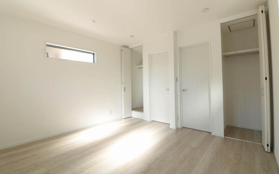 洋室 広めの洋室は将来間仕切りができるお部屋です。家族みんなの寝室にしたり、大きめの子供部屋にしたり、子供が増えたら間仕切ることもできます。