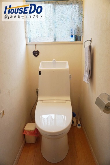 トイレ ウォシュレット付きトイレです 大きな窓があるので、光を沢山取り入れることができる明るいトイレです 換気も十分することができます!!