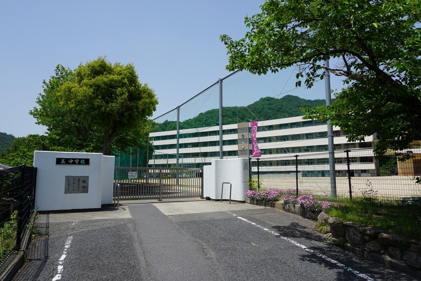 中学校 生徒数は約175名、教員数は約19名です!行ってらっしゃい、お帰り等声掛けの取り組みがあるそうですよ