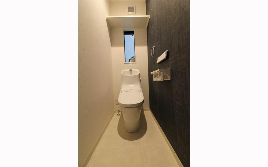 トイレ あると嬉しい2つのトイレは、忙しい毎朝の渋滞をなくします。便器にふちがないフチレス構造、汚れの付きにくいアクアセラミックで日々のお掃除の手間が少なくなります。