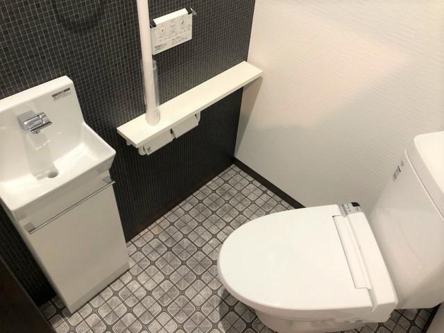 トイレ 1階のトイレはラグジュアリーな印象に。感染対策としても重宝する手洗い場を設置しております。