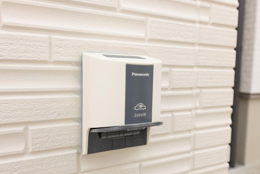 発電・温水設備 これからの時代を見据えたEVコンセントも設置しております。電気自動車へのお買替え時も安心。