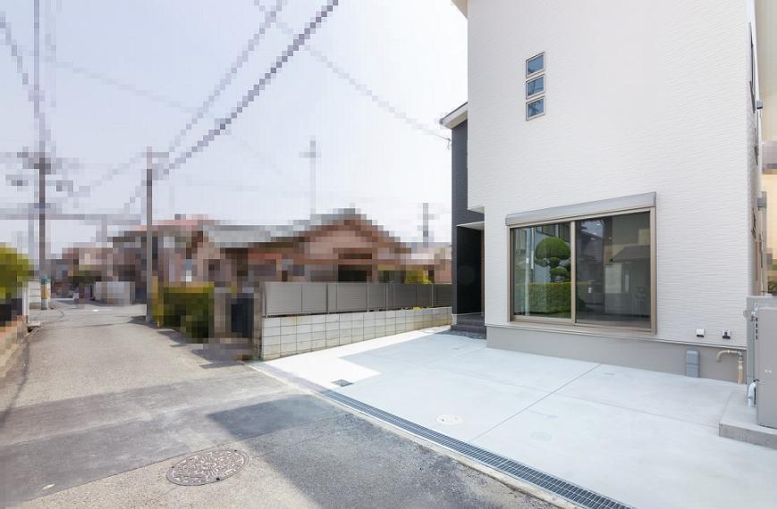 駐車場 今なら2棟を見比べていただけます!随時ご案内可能です。お気軽にご覧ください!!