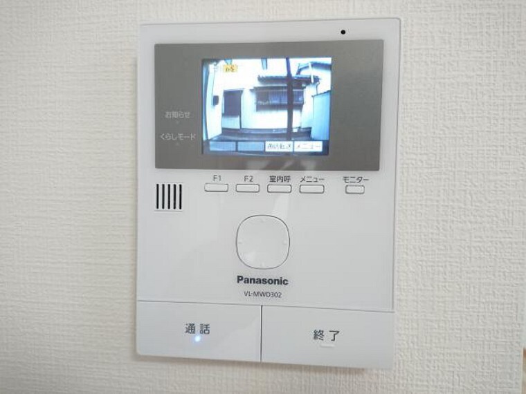 防犯設備 【同仕様写真】新しく設置するドアホンはカラーモニター付き。リビングに設置のモニターで玄関にいらしたお客様を確認してから応対できます。留守中の来客も記録できるので防犯面でも安心ですね。