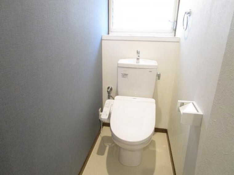 トイレ 【リフォーム中】トイレはTOTO製の温水洗浄機能付きに新品交換しました。表面は凹凸がないため汚れが付きにくく、継ぎ目のない形状でお手入れが簡単です。節水機能付きなのでお財布にも優しいですね。