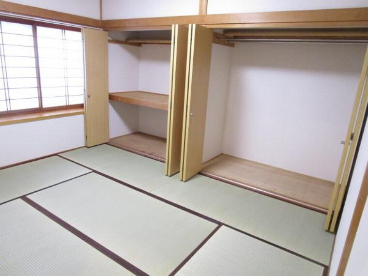 【リフォーム中】1階6帖和室です。大容量の押し入れが付いています。畳表替え、障子・襖張替え、天井・壁クロス貼り、照明交換を行いました。