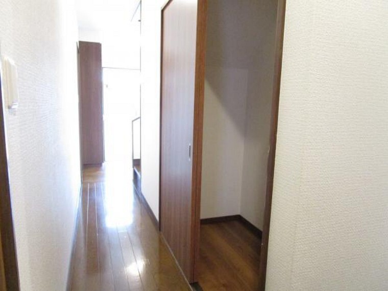 収納 【リフォーム中】1階階段下収納は建具を交換し、内部も壁紙を張替ました。
