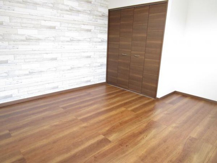 【リフォーム中】2階南側洋室です、フローリング貼り、天井・壁クロス貼り、照明交換、建具交換を行いました。