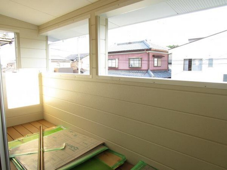 バルコニー 【リフォーム中】2階南側洋室には南向きのバルコニーがあります。床を張替、照明を交換します。