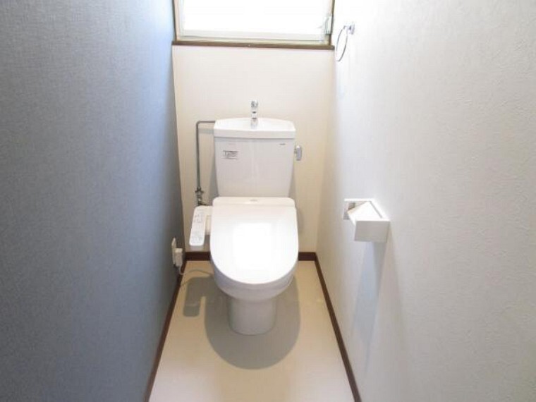 トイレ 【リフォーム中】2階のトイレは新品に交換しました。天井・壁紙を張替え、床はクッションフロア張替、ドア交換、照明交換を行いました。