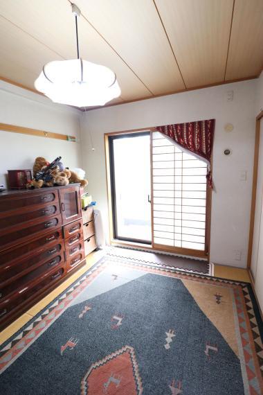 寝室 壁紙の変更や人気のウォークインクローゼットの造設など一部リノベも可能です。