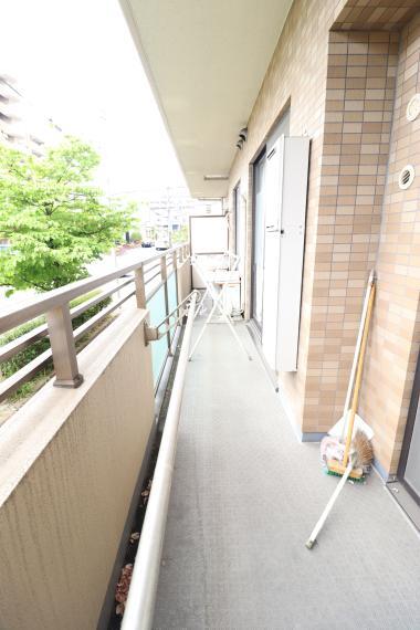 バルコニー 広いバルコニーで洗濯物干しもしやすいです!