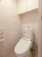 トイレ トイレは温水洗浄便座付です。上段に棚がありトイレットペーパーや掃除道具などすっきり片付きます。
