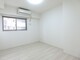 専用部・室内写真 5.5帖の洋室のお部屋は南向きに窓がある為、日中に明るい日差しが差し込みます。