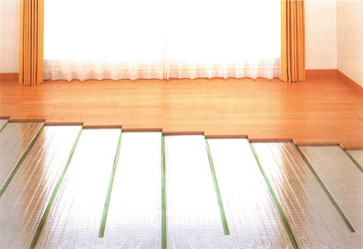 構造・工法・仕様 TES温水式床暖房(参考写真) 寒い時期のお部屋を足元から暖める床暖房を採用。空気の汚れ、においの心配もなく小さいお子様やお年寄りの方も安心です。