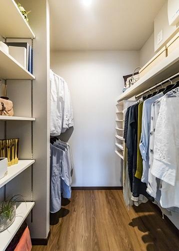 ウォークインクロゼット 家族の衣類や季節ごとのお洋服を整理して収納できる、大容量の収納スペース。住まいのメイン収納として大活躍します。(一部の棟を除く。形状、大きさは棟により異なります。)(モデルハウス20号棟2020年7月撮影)※家具・調度品は販売価格に含まれません。