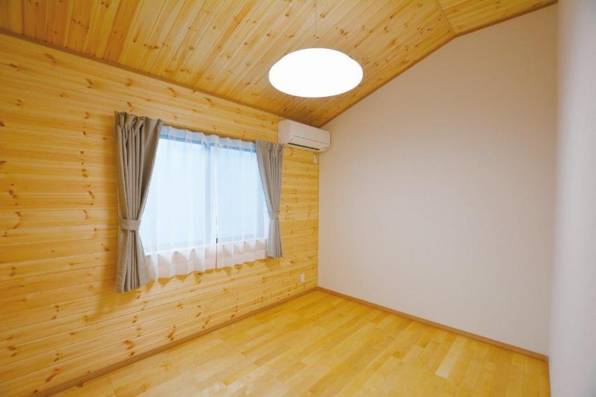 洋室 (1号地)勾配天井で開放感のある真ん中の洋室6帖。全室収納付きで置き家具を減らし、お部屋を広くご使用いただけます。