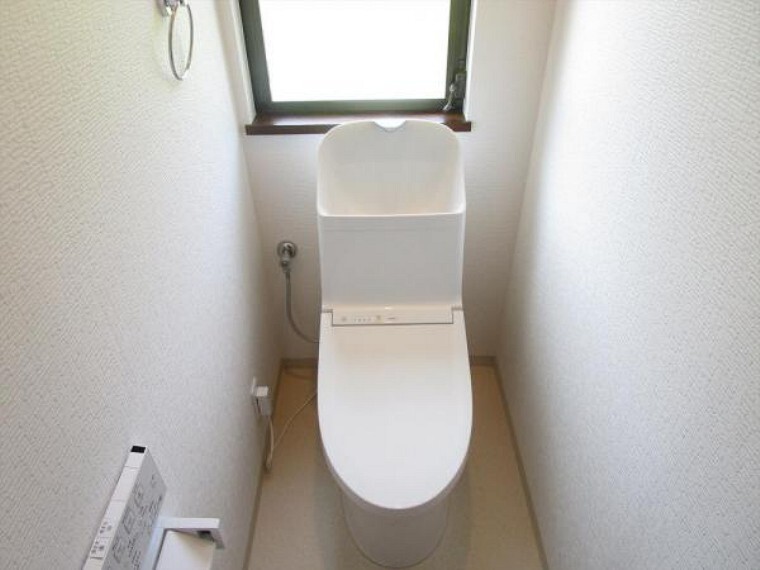トイレ (リフォーム済)トイレは天井・壁のクロスとクッションフロアを貼り替えし、便器はTOTO製のウォシュレット付便器に交換しました。直接お肌に触れるところだから、やはり新品のトイレが嬉しいですね。