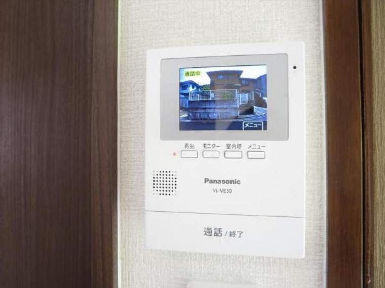 防犯設備 (リフォーム済)インターホンはテレビモニターつきドアホンに交換し、DKに設置しました。来客の顔を見て応対できますのでしつこいセールスにつかまらずにすみますね。