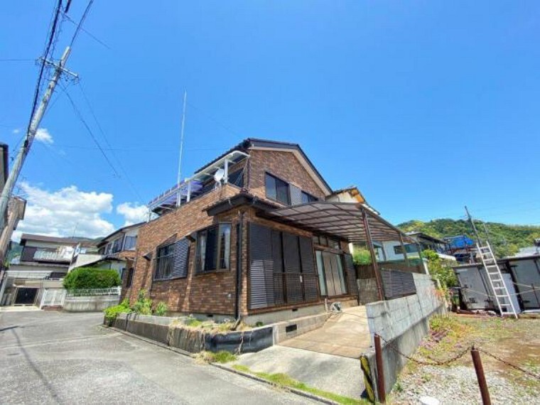 外観写真 【リフォーム中】レンガ調の角地住宅です。駐車場は縦列2台駐車可能です。駐車場は段差が出来ているので、なだらかな斜面に整備予定です。