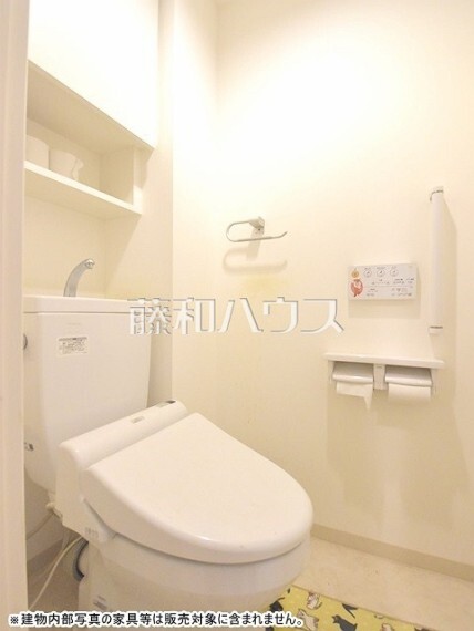 トイレ トイレ ウォッシュレットと収納棚付きです。【ポレスター玉川上水】