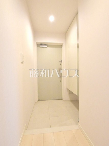 収納 玄関・収納 広くて明るいです。鏡付きの大型下駄箱があります。【ポレスター玉川上水】