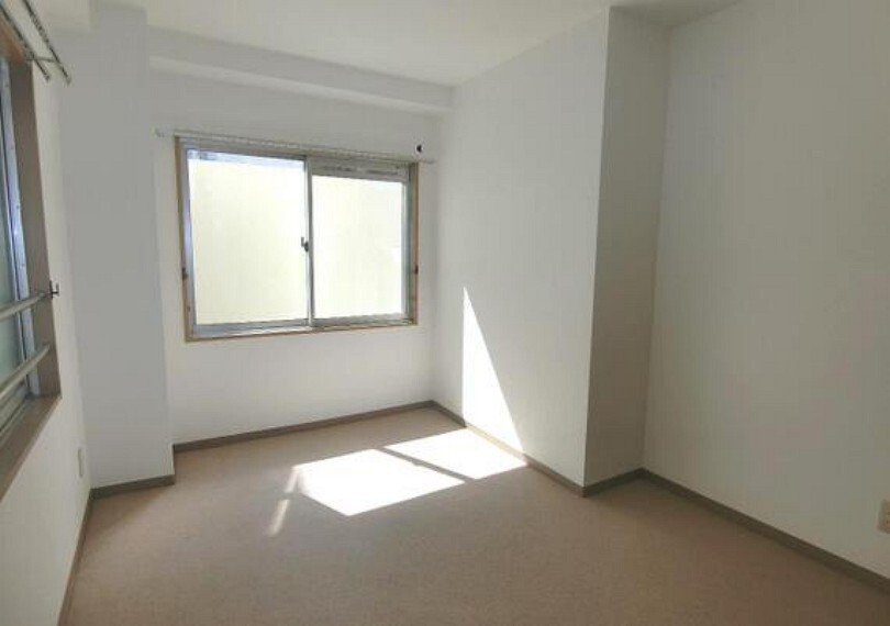 約5帖の洋室です。2面採光で明るく風通しの良いお部屋です。