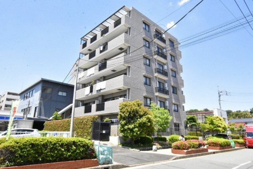 外観写真 澄んだ青空に映えるスタイリッシュな建物外観~大切なペットと一緒に毎日楽しく暮らせます(細則有)
