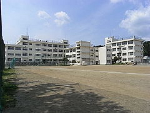 中学校 愛宕中学校まで徒歩21分(1627m)