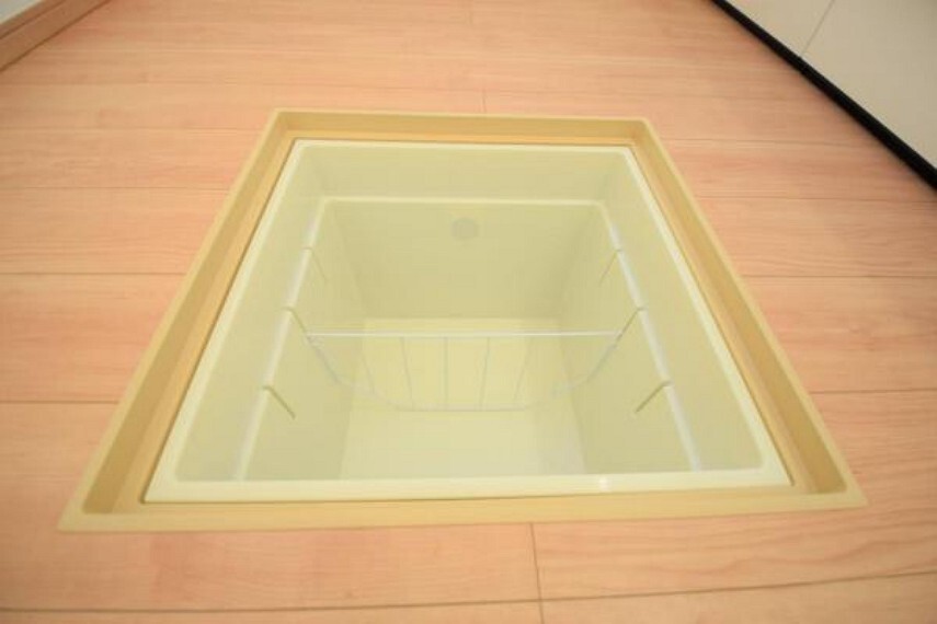 キッチンには便利な床下収納。食品や保存食などたっぷり入りそうです