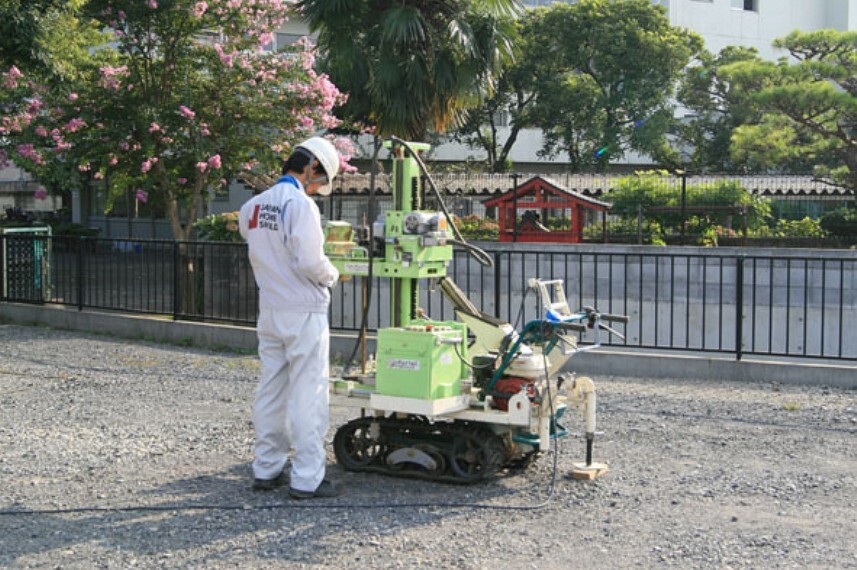 構造・工法・仕様 基礎着工前に地盤調査会社による地盤調査を実施。調査結果を元に、地盤補強等を実施し不同沈下しない様対策がされています。