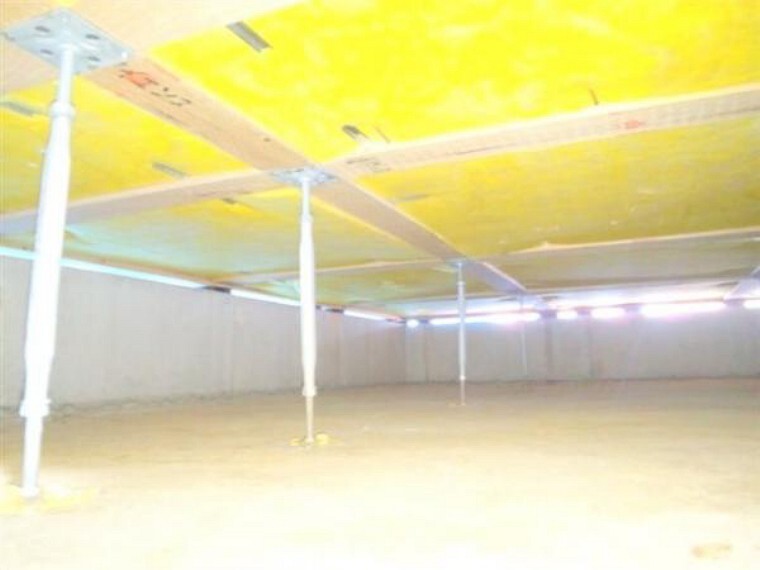 構造・工法・仕様 腐食に強い「鋼製床束」で床を力強く支えています。建物の床を支える「床束」と呼ばれる支持材に、サビやシロアリを寄せ付けない鋼製の床束を採用。