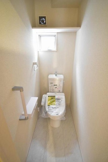 トイレ 《トイレ》上部の棚にトイレットペーパーや掃除用具を収納できます!