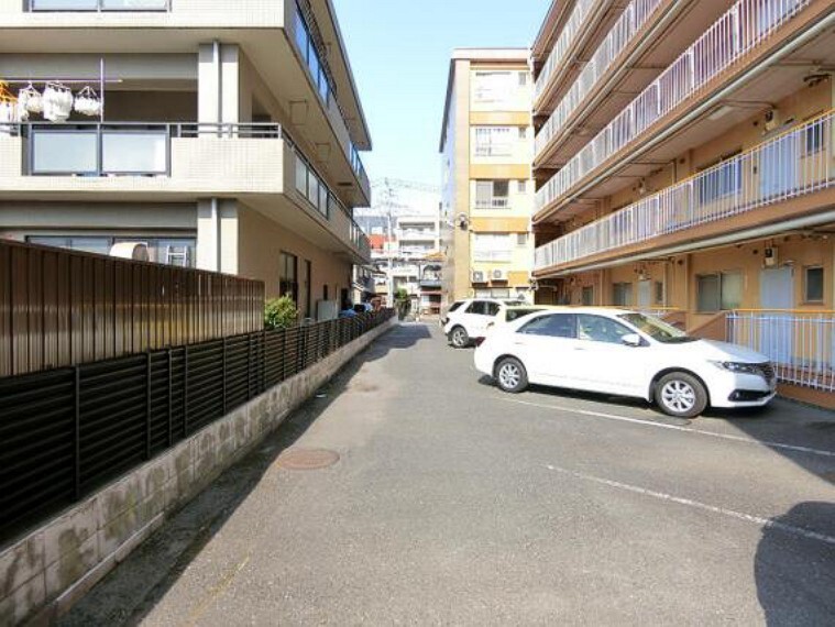 駐車場 敷地内の駐車スペースは道路からフラットな造りのため、お車の出し入れもスムーズにできそうです。