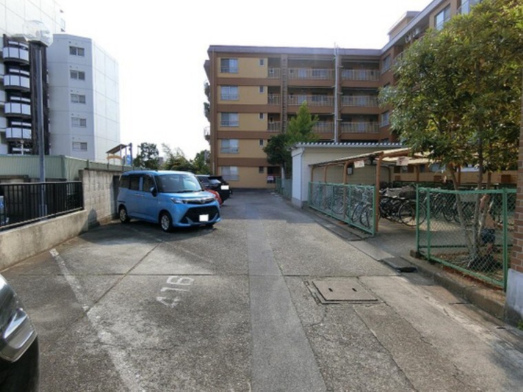 駐車場 駐車場も広く、駐車が苦手な方でもらくらく。駐車場の空きについてはお問合せ下さい。