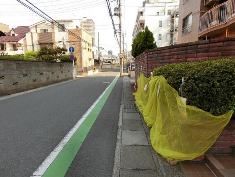 現況写真 周辺道路は比較的交通量も少なく、小さなお子様のいる子育て中のファミリーにも心強いですね。