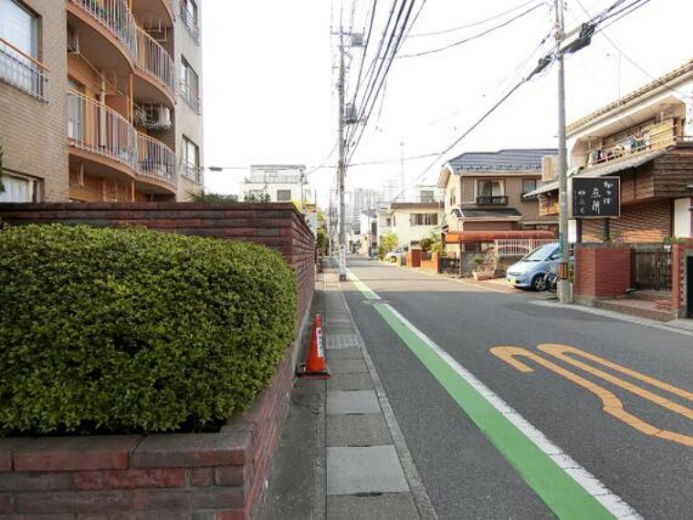 現況写真 見通しの良いまっすぐな道路で、お車の運転もしやすそうですね。