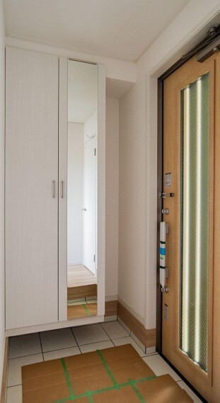 玄関 格調と気品を息づかせた個性的なデザイン空間が、住む人や訪れる人を室内へとやさしくエスコートします。内装内観写真-玄関
