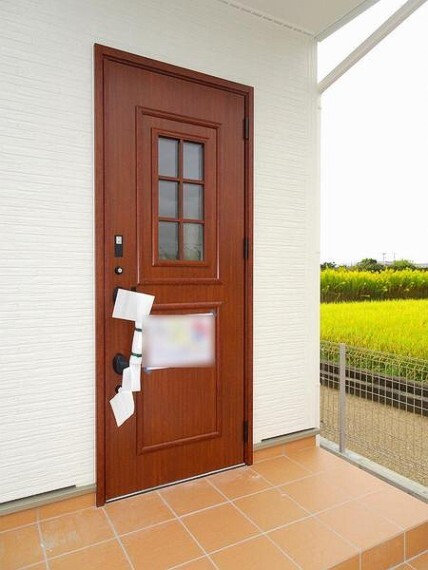 玄関 電気施錠のカードキー付ダブルディンプルキーのついた玄関ドアは防犯対策もバッチリです。オウチの顔として存在感が違います。