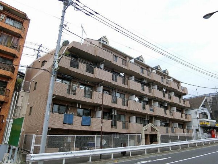 外観写真 総タイル張りのモダンな外観