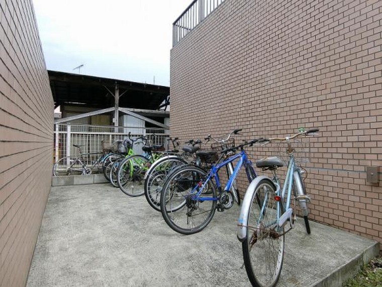 駐輪場 マンション北側にある自転車置き場。自転車は整然と並び、管理の良さや住人の方々のマナーの良さが伺えます