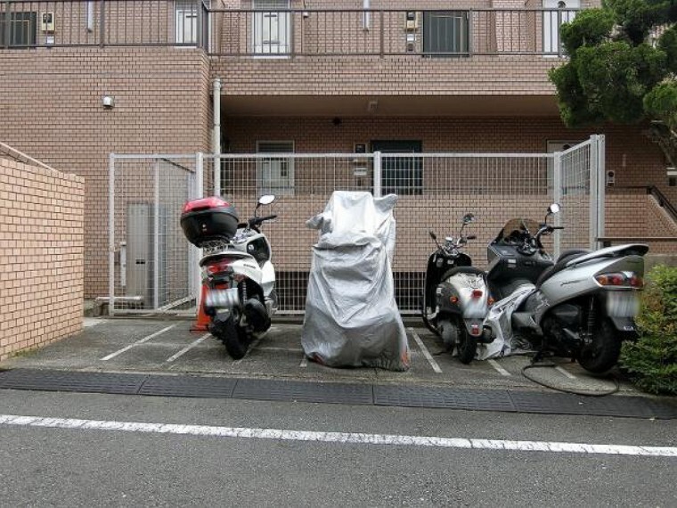 駐輪場 バイク置場も綺麗に使用されており、住人の方々のマナーの良さが伺えます