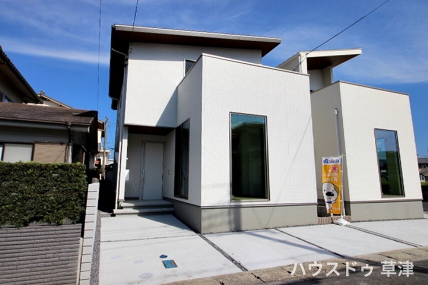 現況外観写真 南向き 前道約6.9m 開放感を感じさせる吹抜 家事動線の良いキッチン・洗面所に勝手口 駐車2台可