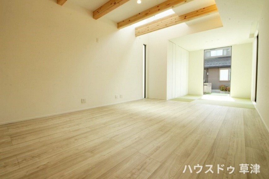 居間・リビング LDKと和室がフラットに繋がるお家です。 小さなお子様を和室で遊ばせる際にも安心感がありますね。